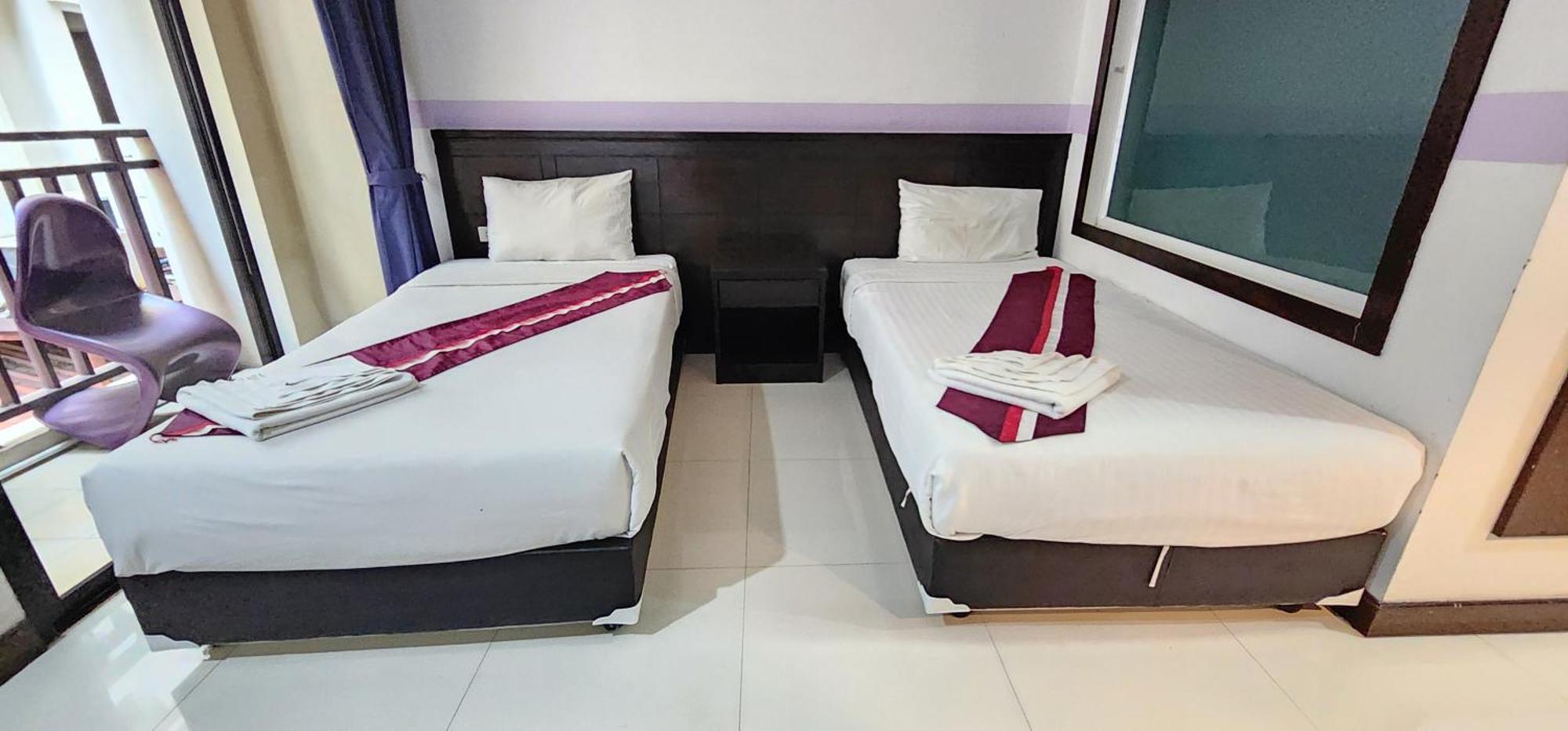 D C Patong Hotel Eksteriør billede