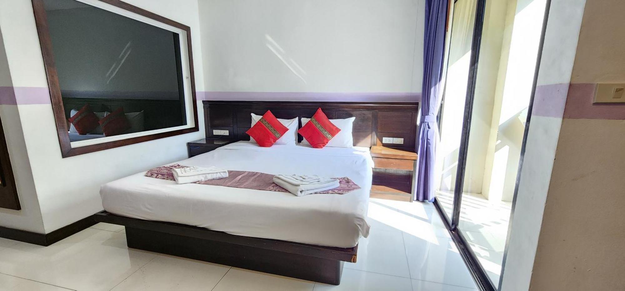 D C Patong Hotel Eksteriør billede