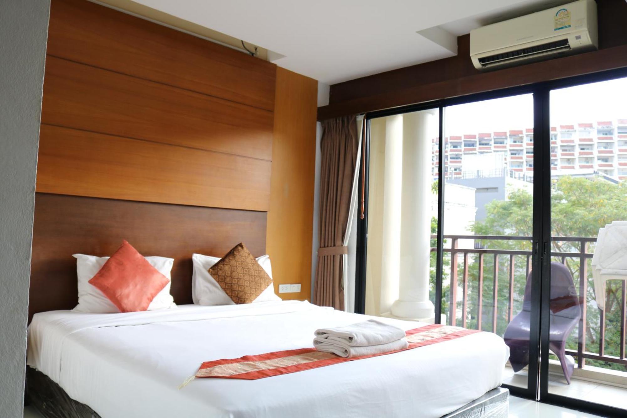D C Patong Hotel Eksteriør billede